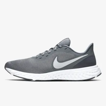 NIKE Revolution 5 